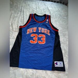 Used basketball jersey #33 Ewing , size L